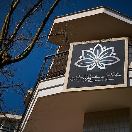 Il Giardino Di Flora Con Piscina Ξενοδοχείο Λέτσε Εξωτερικό φωτογραφία