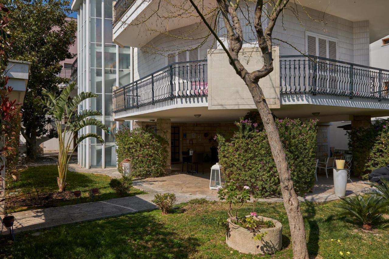 Il Giardino Di Flora Con Piscina Ξενοδοχείο Λέτσε Εξωτερικό φωτογραφία